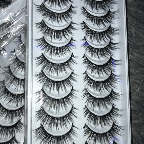 False eyelashes - Picture 2 of 3